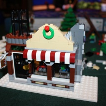 LEGO Winter Toy Shop 26