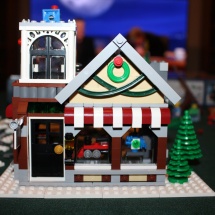 LEGO Winter Toy Shop 27