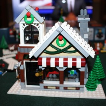 LEGO Winter Toy Shop 28