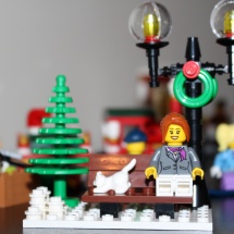 LEGO Winter Toy Shop 32
