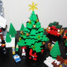 LEGO Winter Toy Shop 35