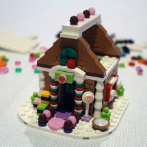 LEGO Gingerbread House 9